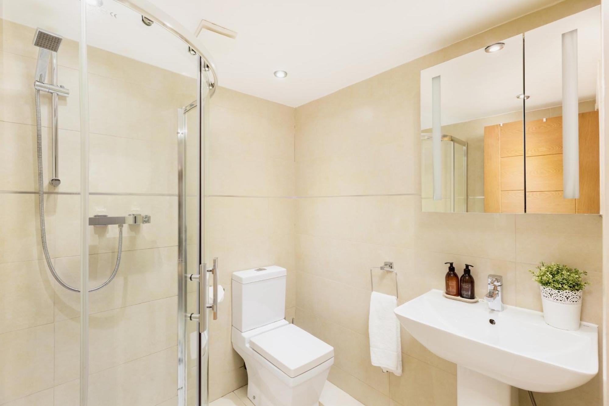High End Luxury Townhouse In Jq, 4 Bedrooms, Flat Screen Tv In All Rooms, Free Parking, Near Birmingham City Centre Deposit Required Bagian luar foto