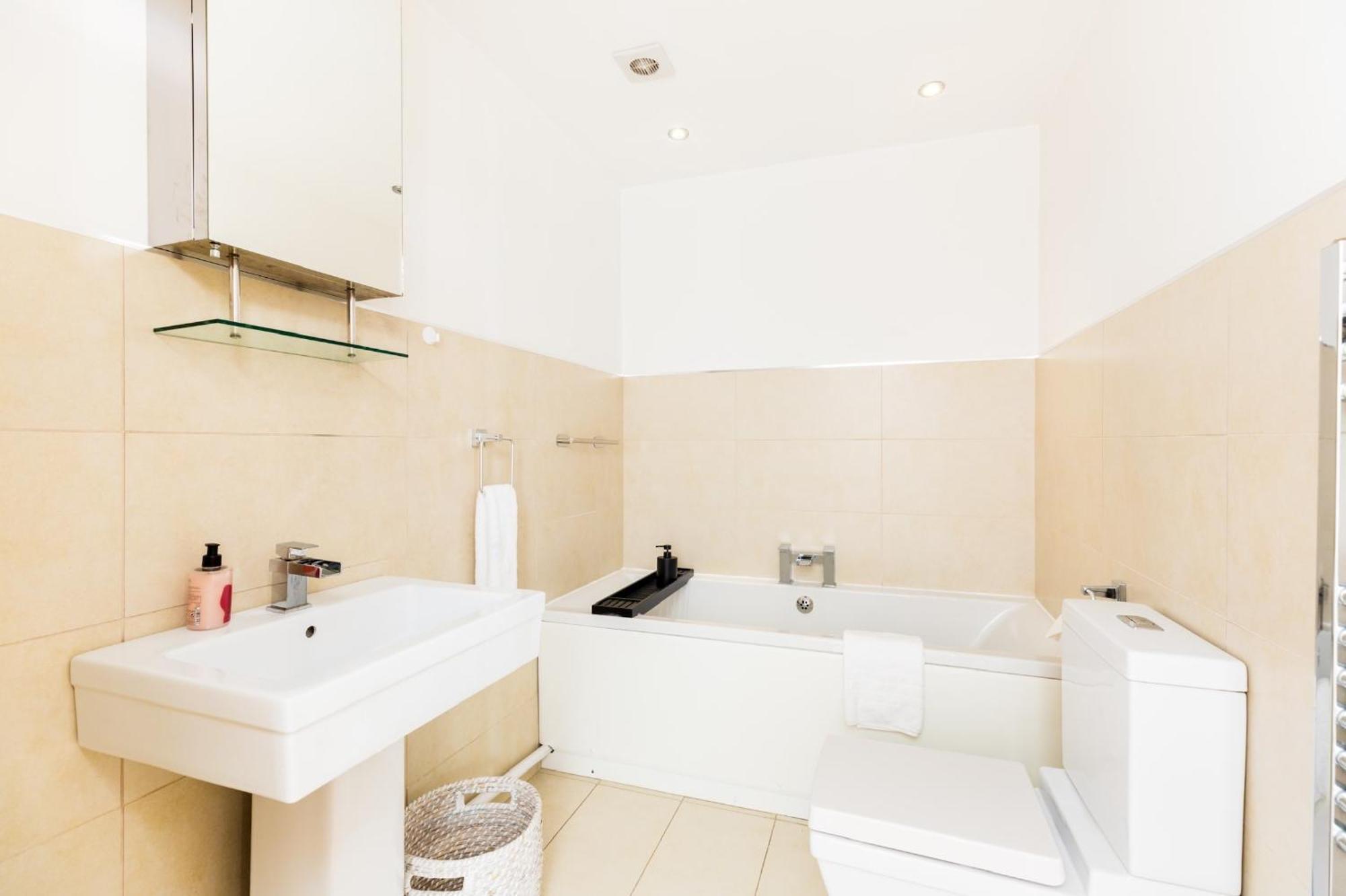High End Luxury Townhouse In Jq, 4 Bedrooms, Flat Screen Tv In All Rooms, Free Parking, Near Birmingham City Centre Deposit Required Bagian luar foto